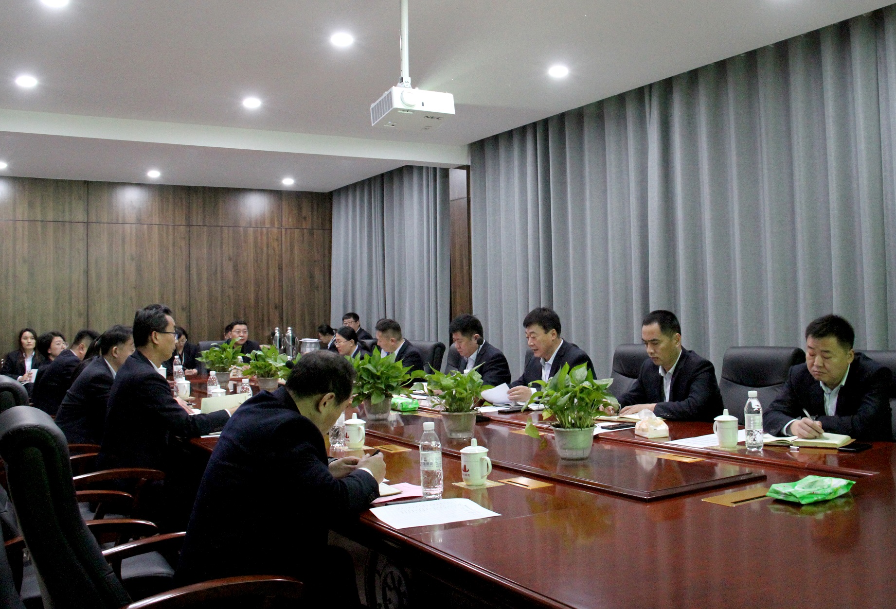 旗舰集团召开月度经营分析会 暨年度目标责任书签订会